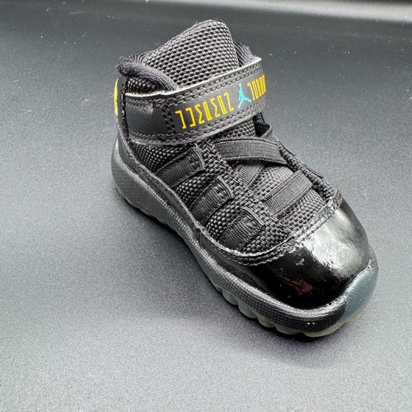 Jordan Kids Black Sneakers with Blue Highlights - Picture 2 of 10